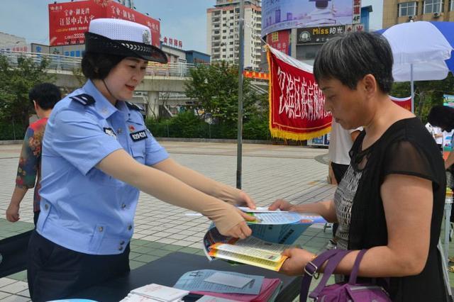 安康汉滨公安交警:借力全市"安全生产月"活动 积极开展交通安全宣传